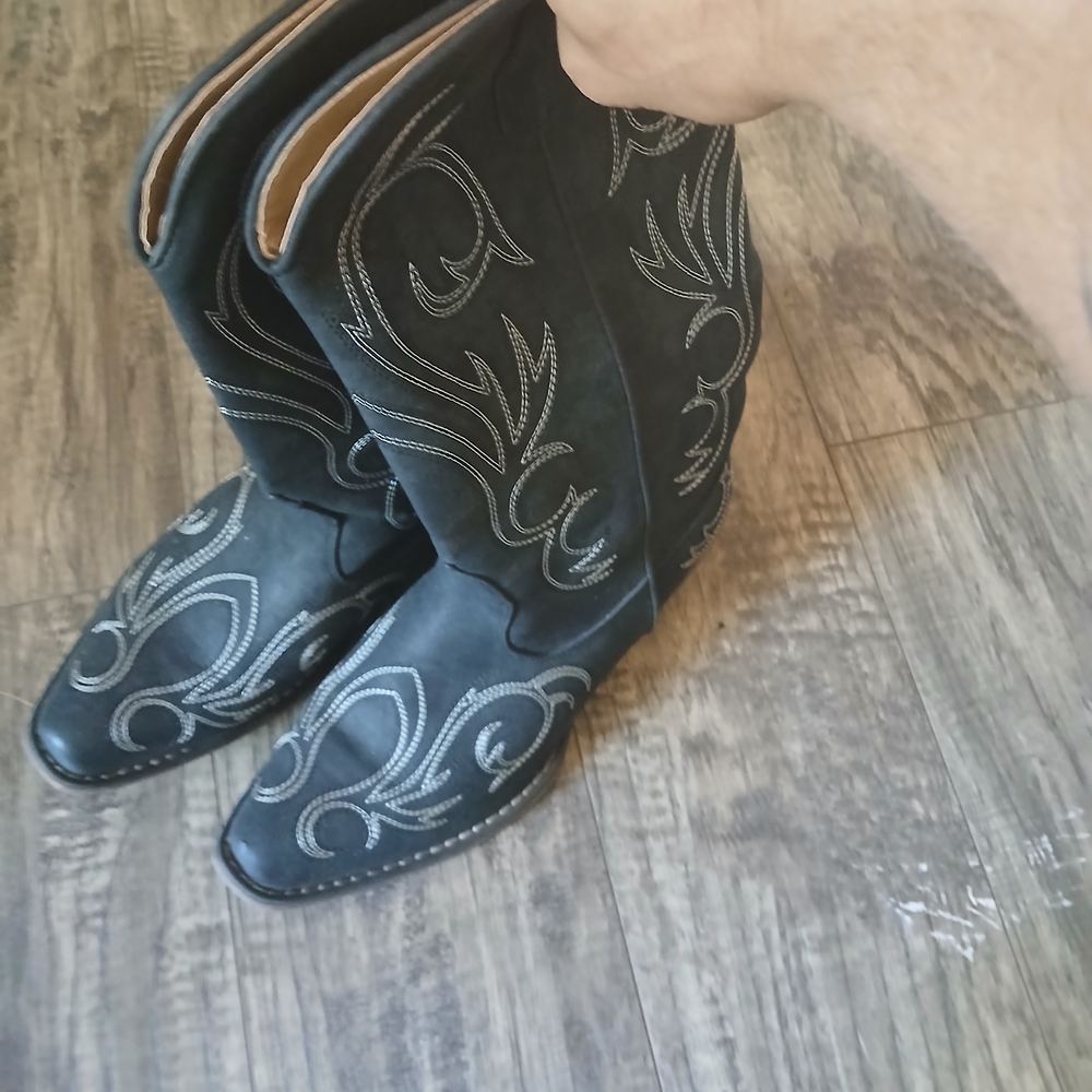 Black Western Cowboy Boots with Embroidered Design
